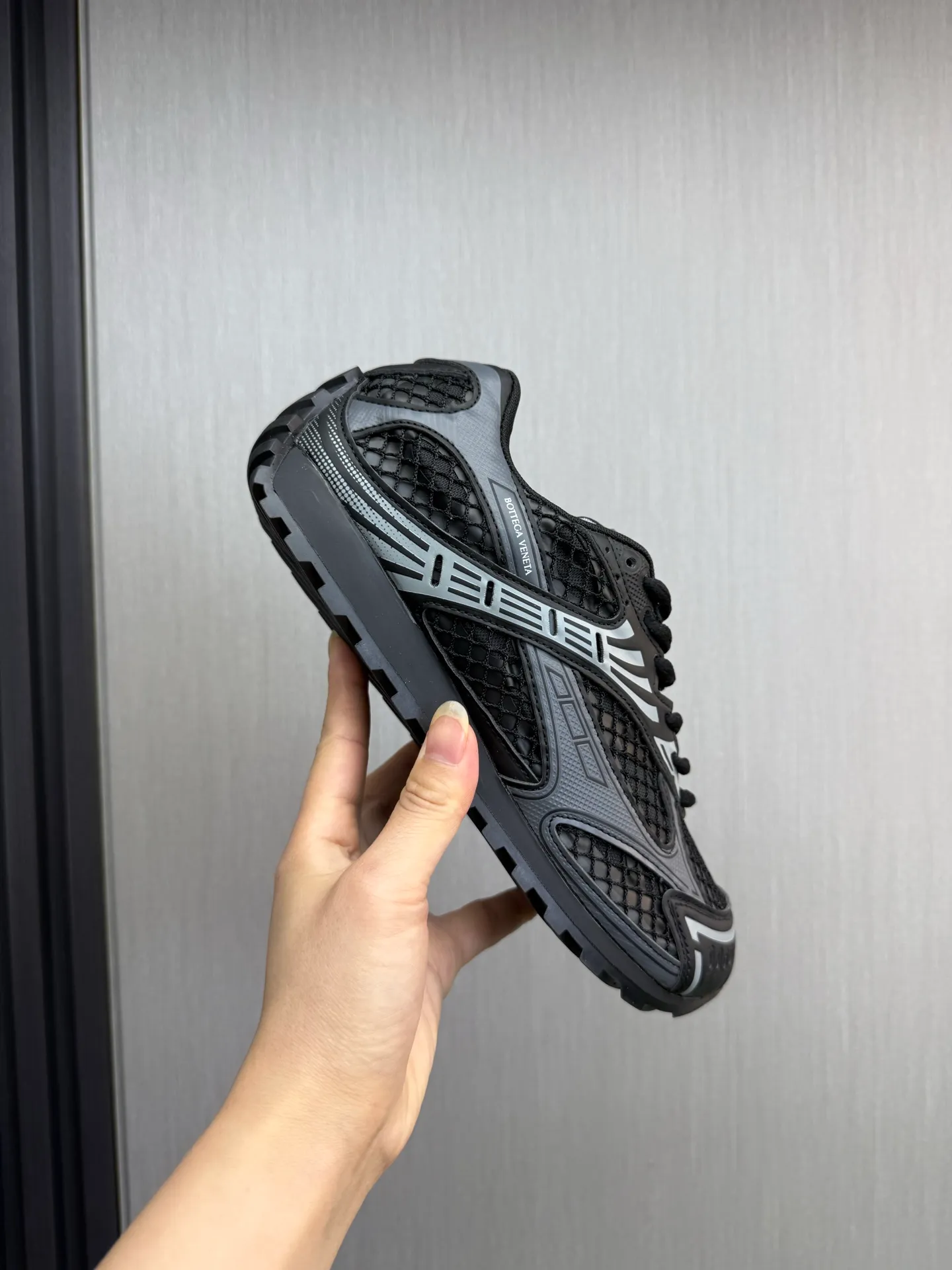 Men's men's shoes 💰620💰 BV top version 𝘽𝙊𝙏𝙏𝙀𝙂𝘼 𝙑𝙀𝙉𝙀𝙏𝘼 Orbit sneakers Wang Yibo same style couple style dad shoes 🩷💚 Runner sneakers, made of lightweight technical mesh fabric. Features a geometric patterned rubber outsole. Pay attention to the package craftsmanship ❕ High version shipping ❗️ Very nice, durable to play with and durable to make ✔️ Standard version 💯💯 The outsole is made of color-blocked TPU outsole. Women’s model 35-41 (40 41 customized) Men’s model 39-46 (45.46 customized) Equipped with original packaging